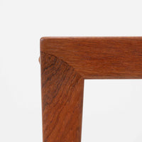 チーク材を用いたデンマーク製の拡張板付きセンターテーブルです。直線的で軽やかなフレーム構造と、脚部から天板へとつながる端正な接合部に北欧ビンテージらしい丁寧なつくりが感じられます。拡張板を引き出すことで天板幅を大きく広げることができ、来客時や作業スペースとしても柔軟に対応します。深みを増したチークの色合いと美しい木目が空間に落ち着きを与え、リビングの主役として長く愛用できる一台です。拡張板はチーク材のほか、黒のラミネート仕上げの2種類が備わっており、用途に応じて使い分けが可能です。ラミネート面は輪染みがつきにくく、作業用や来客時にも気兼ねなく使える実用性を備えています。