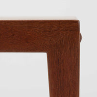 チーク材を用いたデンマーク製の拡張板付きセンターテーブルです。直線的で軽やかなフレーム構造と、脚部から天板へとつながる端正な接合部に北欧ビンテージらしい丁寧なつくりが感じられます。拡張板を引き出すことで天板幅を大きく広げることができ、来客時や作業スペースとしても柔軟に対応します。深みを増したチークの色合いと美しい木目が空間に落ち着きを与え、リビングの主役として長く愛用できる一台です。拡張板はチーク材のほか、黒のラミネート仕上げの2種類が備わっており、用途に応じて使い分けが可能です。ラミネート面は輪染みがつきにくく、作業用や来客時にも気兼ねなく使える実用性を備えています。