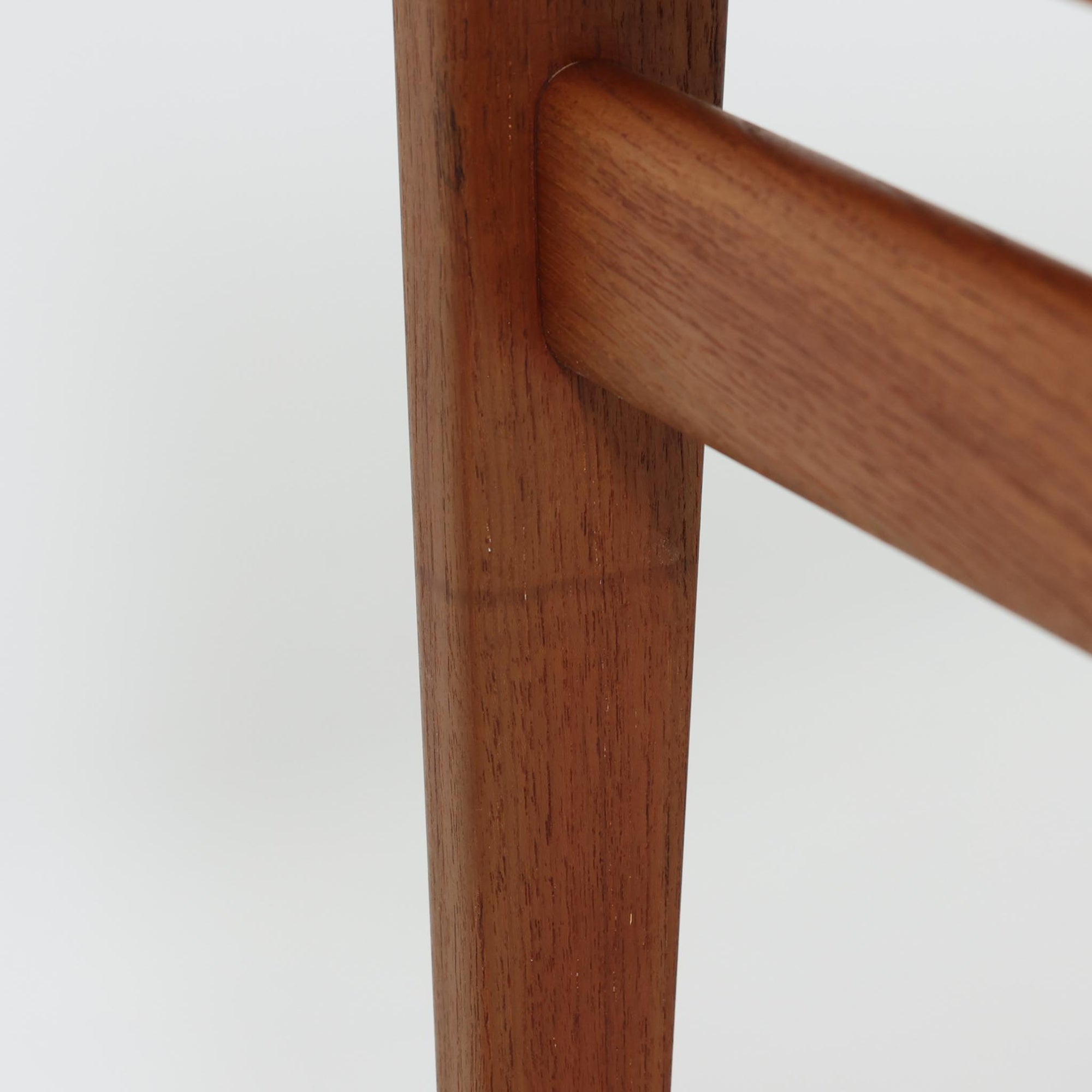 チーク材を用いたデンマーク製の拡張板付きセンターテーブルです。直線的で軽やかなフレーム構造と、脚部から天板へとつながる端正な接合部に北欧ビンテージらしい丁寧なつくりが感じられます。拡張板を引き出すことで天板幅を大きく広げることができ、来客時や作業スペースとしても柔軟に対応します。深みを増したチークの色合いと美しい木目が空間に落ち着きを与え、リビングの主役として長く愛用できる一台です。拡張板はチーク材のほか、黒のラミネート仕上げの2種類が備わっており、用途に応じて使い分けが可能です。ラミネート面は輪染みがつきにくく、作業用や来客時にも気兼ねなく使える実用性を備えています。