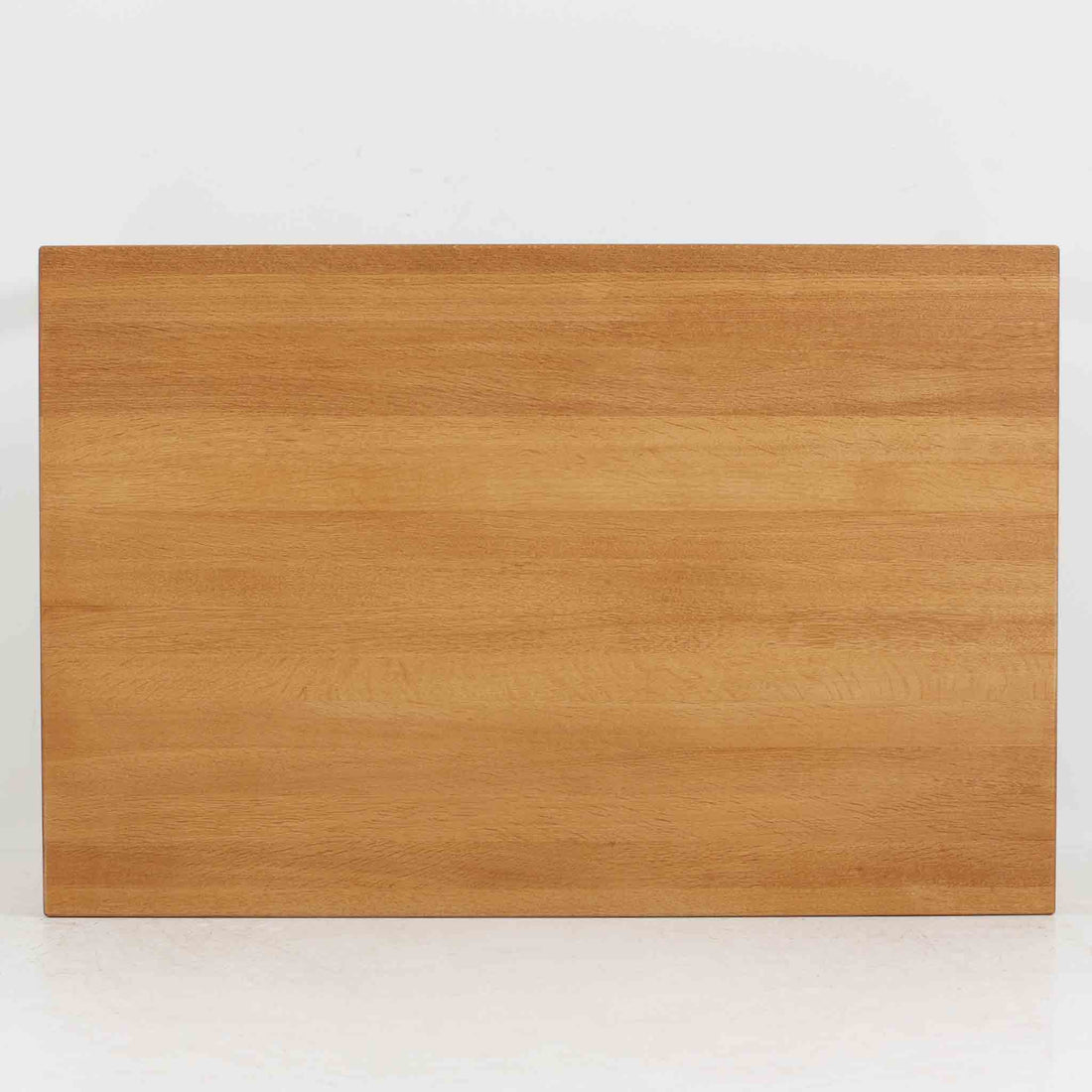 デンマークの家具メーカーBrodrene Andersen（ブロデルネ・アンデルセン）によるオーク無垢材のダイニングテーブルです。すっきりとした直線的な脚部と控えめな面取りが施された天板が美しく、素材の質感と職人技が際立つ仕上がりです。堅牢でありながら軽やかな印象を持ち、オーク特有の温かみある色調が空間に自然と馴染みます。幅115cmのコンパクトサイズで、ダイニングだけでなくワークデスクとしても使いやすい一台。北欧らしいシンプルなデザインと確かな作りが魅力のビンテージテーブルです。