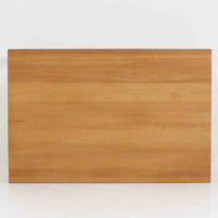 デンマークの家具メーカーBrodrene Andersen（ブロデルネ・アンデルセン）によるオーク無垢材のダイニングテーブルです。すっきりとした直線的な脚部と控えめな面取りが施された天板が美しく、素材の質感と職人技が際立つ仕上がりです。堅牢でありながら軽やかな印象を持ち、オーク特有の温かみある色調が空間に自然と馴染みます。幅115cmのコンパクトサイズで、ダイニングだけでなくワークデスクとしても使いやすい一台。北欧らしいシンプルなデザインと確かな作りが魅力のビンテージテーブルです。