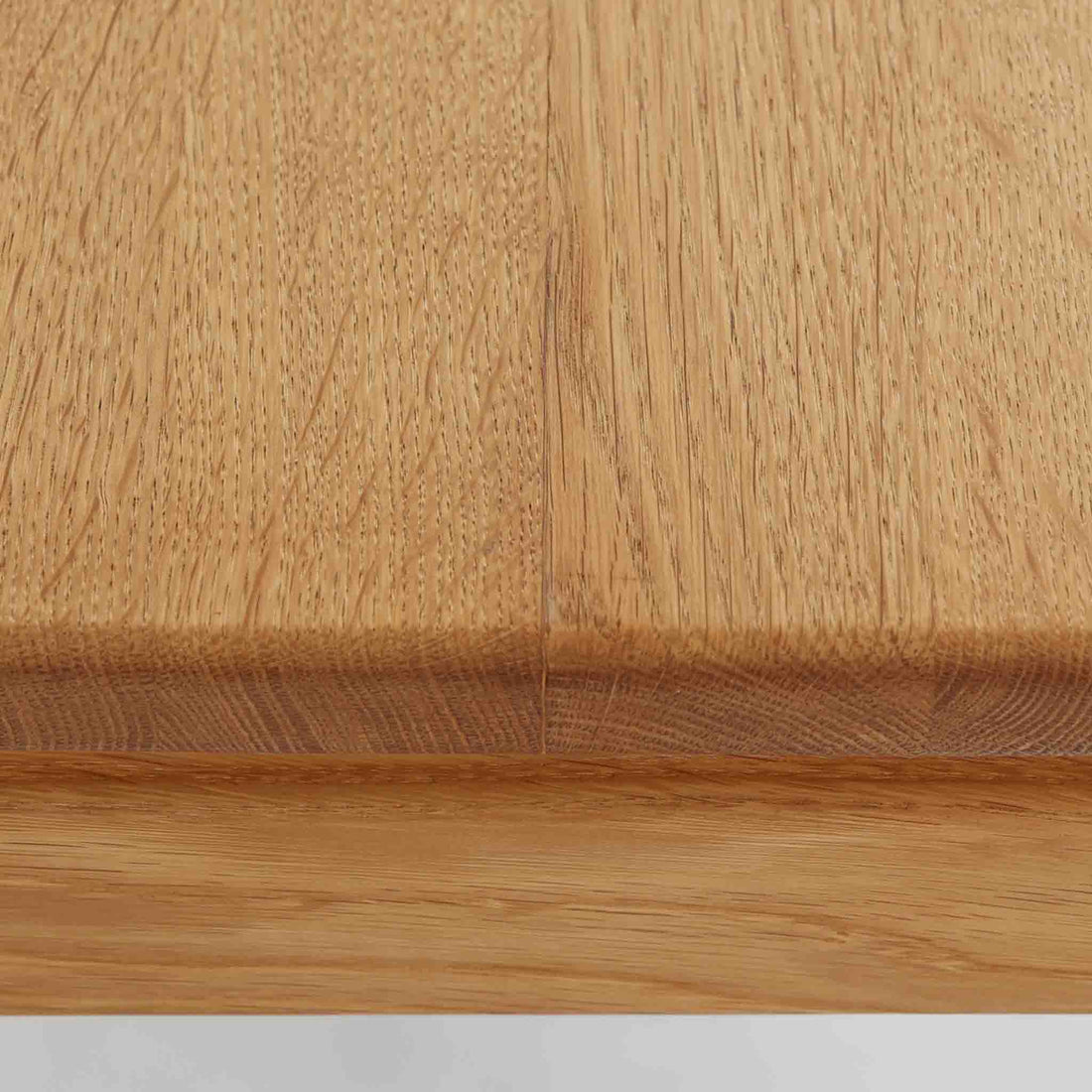 デンマークの家具メーカーBrodrene Andersen（ブロデルネ・アンデルセン）によるオーク無垢材のダイニングテーブルです。すっきりとした直線的な脚部と控えめな面取りが施された天板が美しく、素材の質感と職人技が際立つ仕上がりです。堅牢でありながら軽やかな印象を持ち、オーク特有の温かみある色調が空間に自然と馴染みます。幅115cmのコンパクトサイズで、ダイニングだけでなくワークデスクとしても使いやすい一台。北欧らしいシンプルなデザインと確かな作りが魅力のビンテージテーブルです。