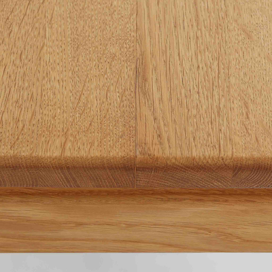 デンマークの家具メーカーBrodrene Andersen（ブロデルネ・アンデルセン）によるオーク無垢材のダイニングテーブルです。すっきりとした直線的な脚部と控えめな面取りが施された天板が美しく、素材の質感と職人技が際立つ仕上がりです。堅牢でありながら軽やかな印象を持ち、オーク特有の温かみある色調が空間に自然と馴染みます。幅115cmのコンパクトサイズで、ダイニングだけでなくワークデスクとしても使いやすい一台。北欧らしいシンプルなデザインと確かな作りが魅力のビンテージテーブルです。