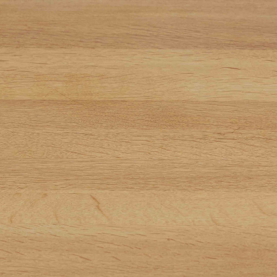 デンマークの家具メーカーBrodrene Andersen（ブロデルネ・アンデルセン）によるオーク無垢材のダイニングテーブルです。すっきりとした直線的な脚部と控えめな面取りが施された天板が美しく、素材の質感と職人技が際立つ仕上がりです。堅牢でありながら軽やかな印象を持ち、オーク特有の温かみある色調が空間に自然と馴染みます。幅115cmのコンパクトサイズで、ダイニングだけでなくワークデスクとしても使いやすい一台。北欧らしいシンプルなデザインと確かな作りが魅力のビンテージテーブルです。