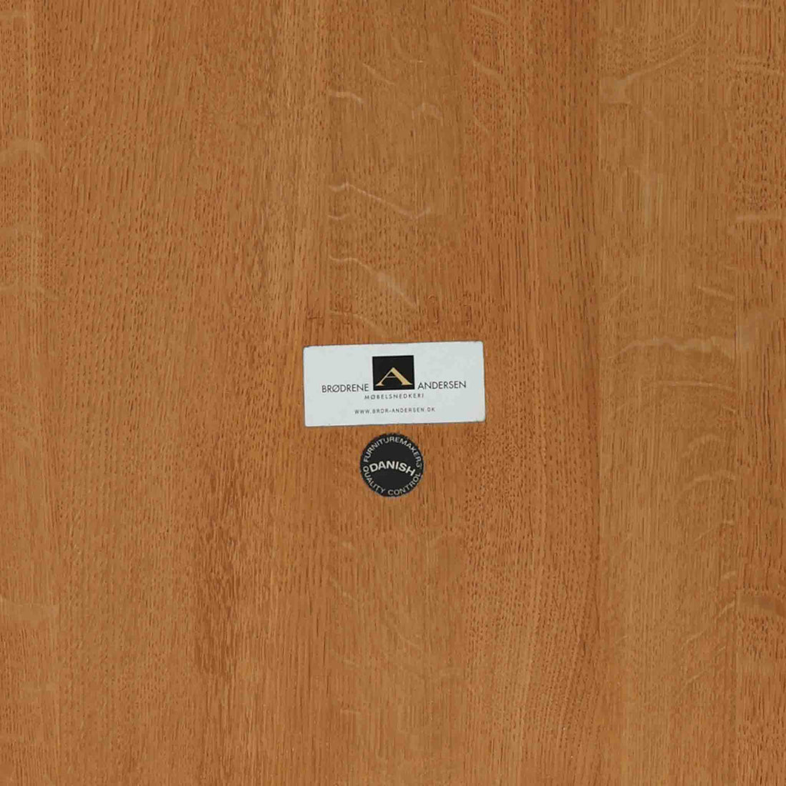 デンマークの家具メーカーBrodrene Andersen（ブロデルネ・アンデルセン）によるオーク無垢材のダイニングテーブルです。すっきりとした直線的な脚部と控えめな面取りが施された天板が美しく、素材の質感と職人技が際立つ仕上がりです。堅牢でありながら軽やかな印象を持ち、オーク特有の温かみある色調が空間に自然と馴染みます。幅115cmのコンパクトサイズで、ダイニングだけでなくワークデスクとしても使いやすい一台。北欧らしいシンプルなデザインと確かな作りが魅力のビンテージテーブルです。