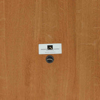 デンマークの家具メーカーBrodrene Andersen（ブロデルネ・アンデルセン）によるオーク無垢材のダイニングテーブルです。すっきりとした直線的な脚部と控えめな面取りが施された天板が美しく、素材の質感と職人技が際立つ仕上がりです。堅牢でありながら軽やかな印象を持ち、オーク特有の温かみある色調が空間に自然と馴染みます。幅115cmのコンパクトサイズで、ダイニングだけでなくワークデスクとしても使いやすい一台。北欧らしいシンプルなデザインと確かな作りが魅力のビンテージテーブルです。