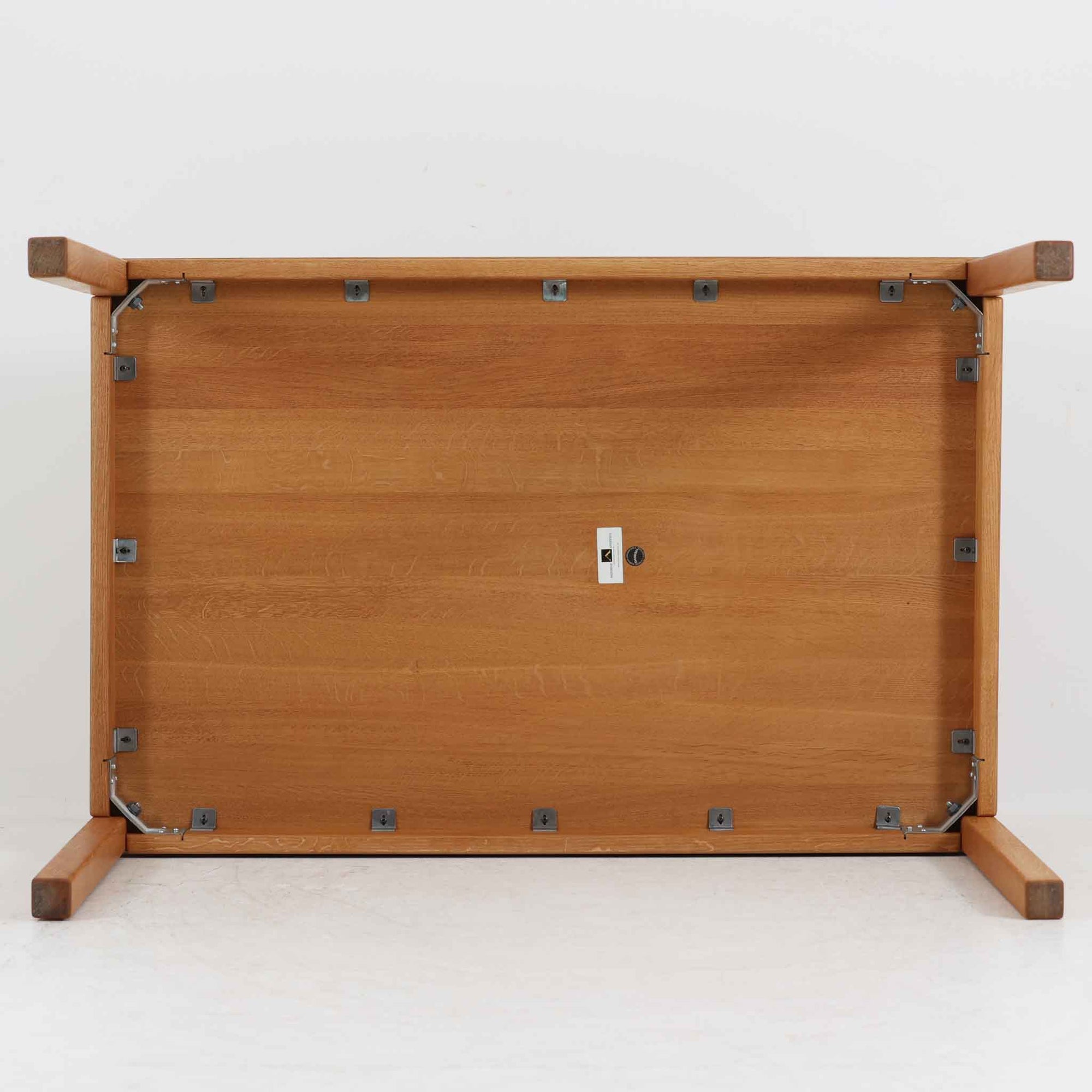 デンマークの家具メーカーBrodrene Andersen（ブロデルネ・アンデルセン）によるオーク無垢材のダイニングテーブルです。すっきりとした直線的な脚部と控えめな面取りが施された天板が美しく、素材の質感と職人技が際立つ仕上がりです。堅牢でありながら軽やかな印象を持ち、オーク特有の温かみある色調が空間に自然と馴染みます。幅115cmのコンパクトサイズで、ダイニングだけでなくワークデスクとしても使いやすい一台。北欧らしいシンプルなデザインと確かな作りが魅力のビンテージテーブルです。