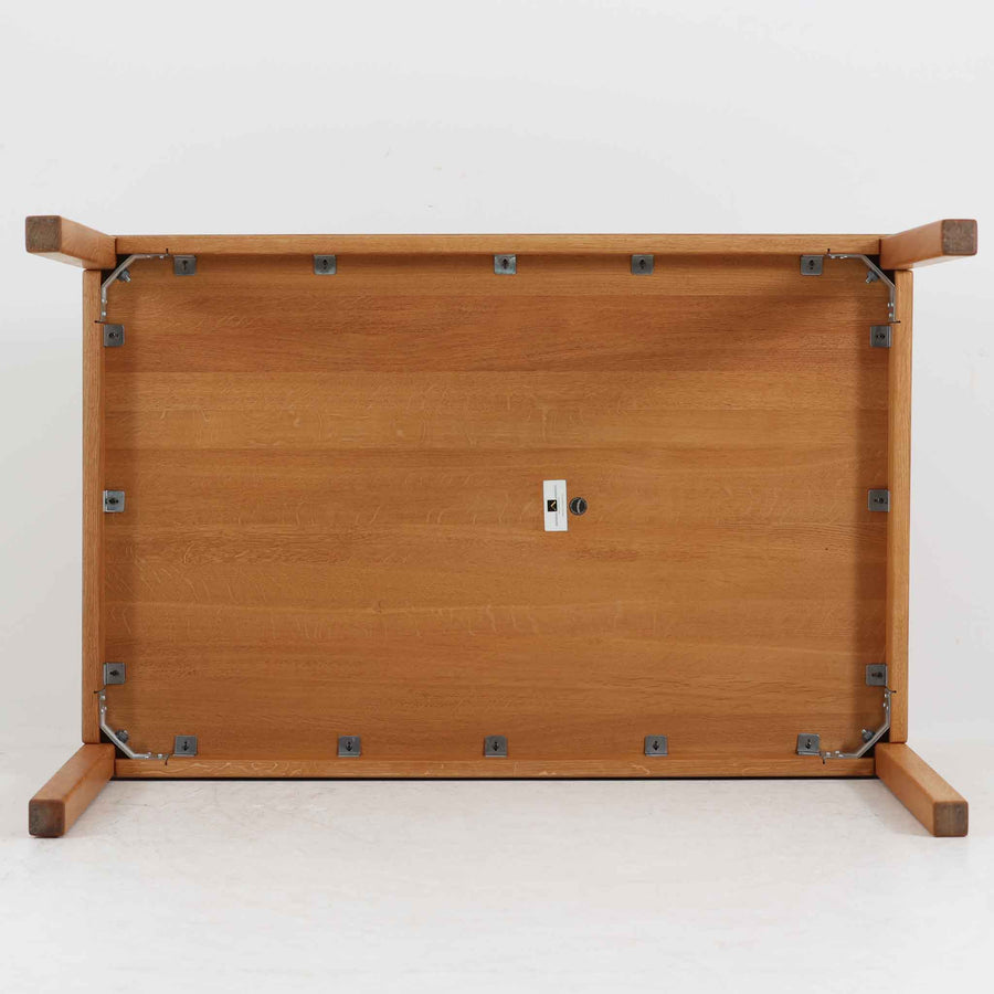 デンマークの家具メーカーBrodrene Andersen（ブロデルネ・アンデルセン）によるオーク無垢材のダイニングテーブルです。すっきりとした直線的な脚部と控えめな面取りが施された天板が美しく、素材の質感と職人技が際立つ仕上がりです。堅牢でありながら軽やかな印象を持ち、オーク特有の温かみある色調が空間に自然と馴染みます。幅115cmのコンパクトサイズで、ダイニングだけでなくワークデスクとしても使いやすい一台。北欧らしいシンプルなデザインと確かな作りが魅力のビンテージテーブルです。