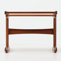 北欧ビンテージらしい合理性と温もりを感じさせるネストテーブルで、上下に重ねて使える構造により、限られた空間でも柔軟な使い方ができる実用的な一式です。素材には良質なチーク材が用いられ、木目の美しさと滑らかな手触りが際立ち、側板や脚部に見られるやわらかな曲線が全体に軽やかな印象を与えています。ネストテーブルではありますが、上下は深く内部に収まる仕様ではなく、軽く差し込む程度の構造となっており、単体でサイドテーブルや花台として使うほか、来客時には引き出して補助天板としても活躍します。経年変化によって深みを増した木肌が、空間に落ち着きと上質感をもたらします。