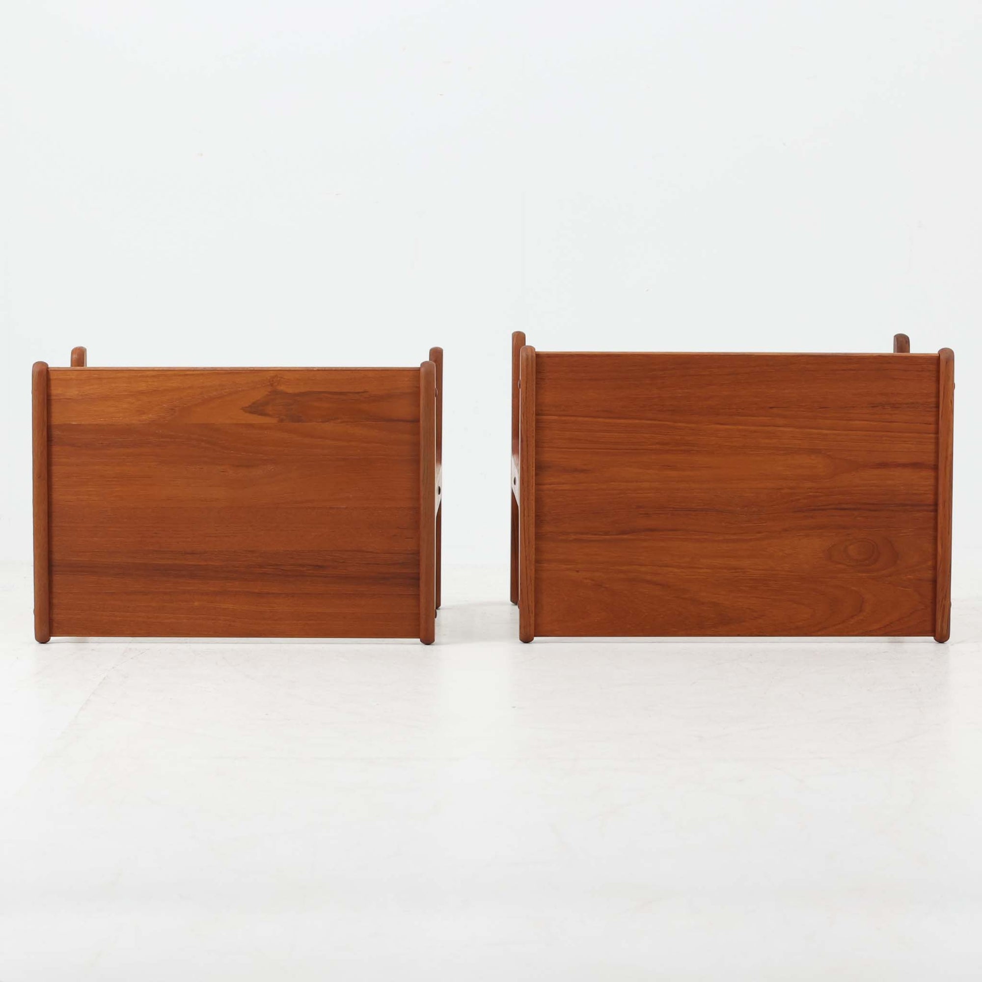 北欧ビンテージらしい合理性と温もりを感じさせるネストテーブルで、上下に重ねて使える構造により、限られた空間でも柔軟な使い方ができる実用的な一式です。素材には良質なチーク材が用いられ、木目の美しさと滑らかな手触りが際立ち、側板や脚部に見られるやわらかな曲線が全体に軽やかな印象を与えています。ネストテーブルではありますが、上下は深く内部に収まる仕様ではなく、軽く差し込む程度の構造となっており、単体でサイドテーブルや花台として使うほか、来客時には引き出して補助天板としても活躍します。経年変化によって深みを増した木肌が、空間に落ち着きと上質感をもたらします。