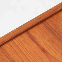 北欧ビンテージらしい合理性と温もりを感じさせるネストテーブルで、上下に重ねて使える構造により、限られた空間でも柔軟な使い方ができる実用的な一式です。素材には良質なチーク材が用いられ、木目の美しさと滑らかな手触りが際立ち、側板や脚部に見られるやわらかな曲線が全体に軽やかな印象を与えています。ネストテーブルではありますが、上下は深く内部に収まる仕様ではなく、軽く差し込む程度の構造となっており、単体でサイドテーブルや花台として使うほか、来客時には引き出して補助天板としても活躍します。経年変化によって深みを増した木肌が、空間に落ち着きと上質感をもたらします。