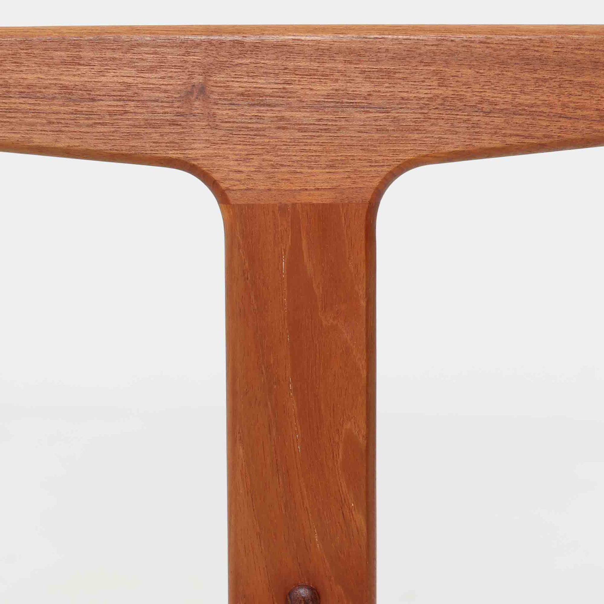 北欧ビンテージらしい合理性と温もりを感じさせるネストテーブルで、上下に重ねて使える構造により、限られた空間でも柔軟な使い方ができる実用的な一式です。素材には良質なチーク材が用いられ、木目の美しさと滑らかな手触りが際立ち、側板や脚部に見られるやわらかな曲線が全体に軽やかな印象を与えています。ネストテーブルではありますが、上下は深く内部に収まる仕様ではなく、軽く差し込む程度の構造となっており、単体でサイドテーブルや花台として使うほか、来客時には引き出して補助天板としても活躍します。経年変化によって深みを増した木肌が、空間に落ち着きと上質感をもたらします。