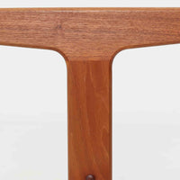 北欧ビンテージらしい合理性と温もりを感じさせるネストテーブルで、上下に重ねて使える構造により、限られた空間でも柔軟な使い方ができる実用的な一式です。素材には良質なチーク材が用いられ、木目の美しさと滑らかな手触りが際立ち、側板や脚部に見られるやわらかな曲線が全体に軽やかな印象を与えています。ネストテーブルではありますが、上下は深く内部に収まる仕様ではなく、軽く差し込む程度の構造となっており、単体でサイドテーブルや花台として使うほか、来客時には引き出して補助天板としても活躍します。経年変化によって深みを増した木肌が、空間に落ち着きと上質感をもたらします。