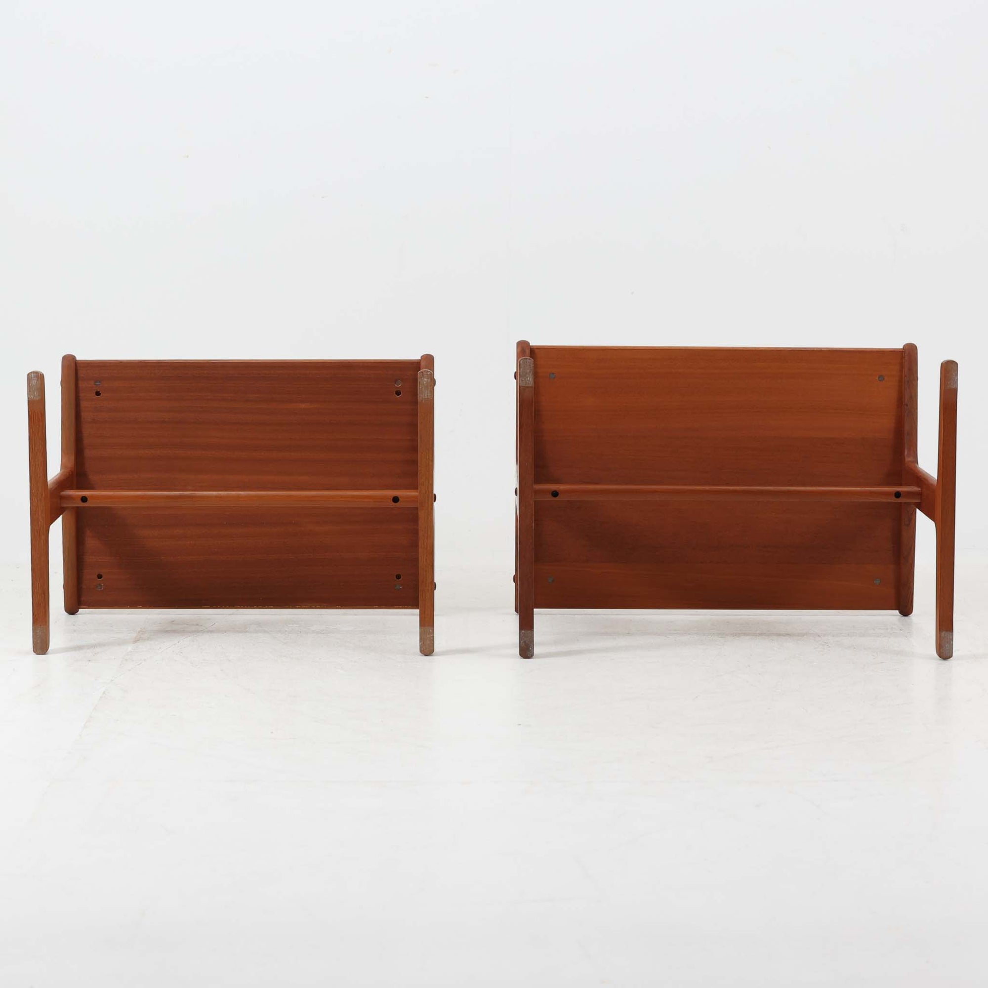 北欧ビンテージらしい合理性と温もりを感じさせるネストテーブルで、上下に重ねて使える構造により、限られた空間でも柔軟な使い方ができる実用的な一式です。素材には良質なチーク材が用いられ、木目の美しさと滑らかな手触りが際立ち、側板や脚部に見られるやわらかな曲線が全体に軽やかな印象を与えています。ネストテーブルではありますが、上下は深く内部に収まる仕様ではなく、軽く差し込む程度の構造となっており、単体でサイドテーブルや花台として使うほか、来客時には引き出して補助天板としても活躍します。経年変化によって深みを増した木肌が、空間に落ち着きと上質感をもたらします。