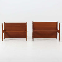 北欧ビンテージらしい合理性と温もりを感じさせるネストテーブルで、上下に重ねて使える構造により、限られた空間でも柔軟な使い方ができる実用的な一式です。素材には良質なチーク材が用いられ、木目の美しさと滑らかな手触りが際立ち、側板や脚部に見られるやわらかな曲線が全体に軽やかな印象を与えています。ネストテーブルではありますが、上下は深く内部に収まる仕様ではなく、軽く差し込む程度の構造となっており、単体でサイドテーブルや花台として使うほか、来客時には引き出して補助天板としても活躍します。経年変化によって深みを増した木肌が、空間に落ち着きと上質感をもたらします。