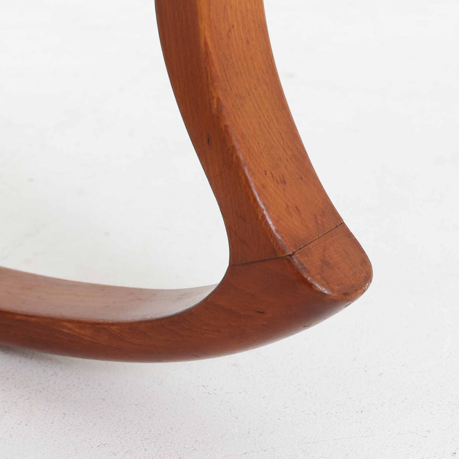 このデンマーク製オットマンは、美しい波型のビーチ材フレームが特徴的な北欧デザインの逸品です。流れるような曲線美と、明るいイエローの張地が、お部屋に温かみと洗練された雰囲気をもたらします。無垢材の脚部は職人による丁寧な仕上げで、使い込むほどに味わいが増していきます。イージーチェアと合わせてフットスツールとしてお使いいただくのに最適で、脚を休める際の心地よいサポートを提供します。現地ディーラーよりブーメランチェアで有名なAlfred Christensenデザインと聞いておりましたが、手元の資料では確認出来ませんでした。