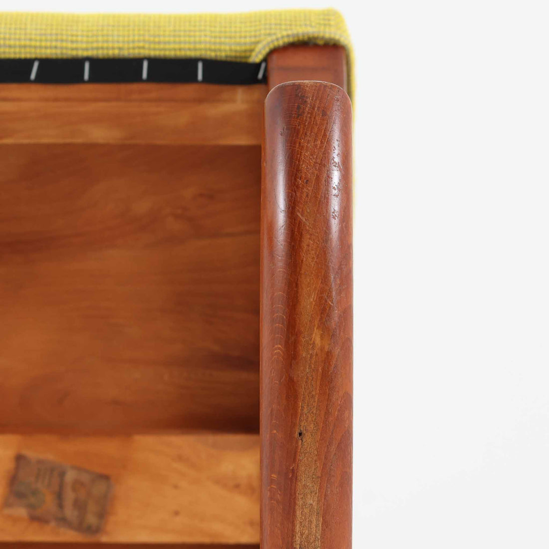 このデンマーク製オットマンは、美しい波型のビーチ材フレームが特徴的な北欧デザインの逸品です。流れるような曲線美と、明るいイエローの張地が、お部屋に温かみと洗練された雰囲気をもたらします。無垢材の脚部は職人による丁寧な仕上げで、使い込むほどに味わいが増していきます。イージーチェアと合わせてフットスツールとしてお使いいただくのに最適で、脚を休める際の心地よいサポートを提供します。現地ディーラーよりブーメランチェアで有名なAlfred Christensenデザインと聞いておりましたが、手元の資料では確認出来ませんでした。