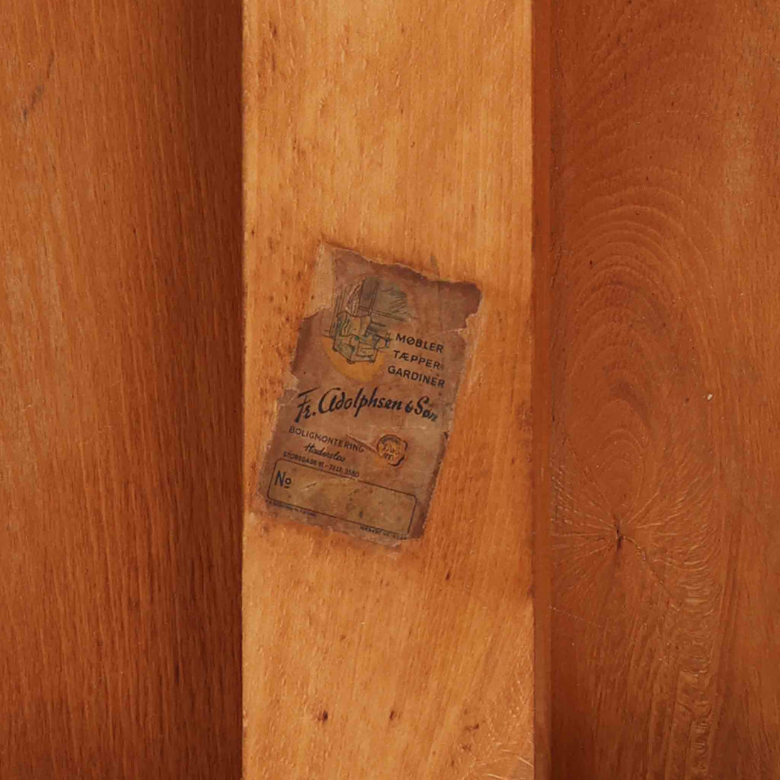 このデンマーク製オットマンは、美しい波型のビーチ材フレームが特徴的な北欧デザインの逸品です。流れるような曲線美と、明るいイエローの張地が、お部屋に温かみと洗練された雰囲気をもたらします。無垢材の脚部は職人による丁寧な仕上げで、使い込むほどに味わいが増していきます。イージーチェアと合わせてフットスツールとしてお使いいただくのに最適で、脚を休める際の心地よいサポートを提供します。現地ディーラーよりブーメランチェアで有名なAlfred Christensenデザインと聞いておりましたが、手元の資料では確認出来ませんでした。