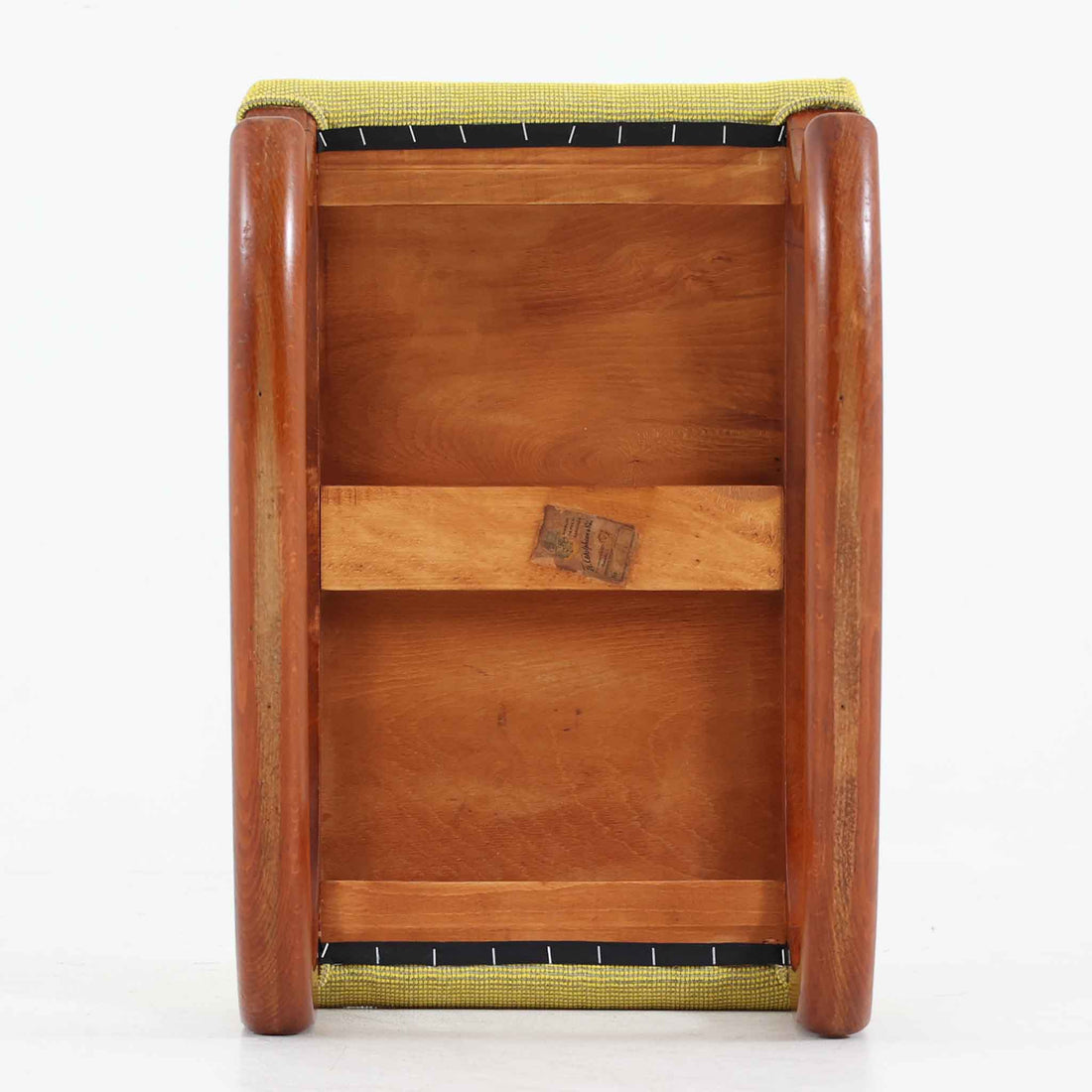 このデンマーク製オットマンは、美しい波型のビーチ材フレームが特徴的な北欧デザインの逸品です。流れるような曲線美と、明るいイエローの張地が、お部屋に温かみと洗練された雰囲気をもたらします。無垢材の脚部は職人による丁寧な仕上げで、使い込むほどに味わいが増していきます。イージーチェアと合わせてフットスツールとしてお使いいただくのに最適で、脚を休める際の心地よいサポートを提供します。現地ディーラーよりブーメランチェアで有名なAlfred Christensenデザインと聞いておりましたが、手元の資料では確認出来ませんでした。