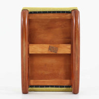 このデンマーク製オットマンは、美しい波型のビーチ材フレームが特徴的な北欧デザインの逸品です。流れるような曲線美と、明るいイエローの張地が、お部屋に温かみと洗練された雰囲気をもたらします。無垢材の脚部は職人による丁寧な仕上げで、使い込むほどに味わいが増していきます。イージーチェアと合わせてフットスツールとしてお使いいただくのに最適で、脚を休める際の心地よいサポートを提供します。現地ディーラーよりブーメランチェアで有名なAlfred Christensenデザインと聞いておりましたが、手元の資料では確認出来ませんでした。