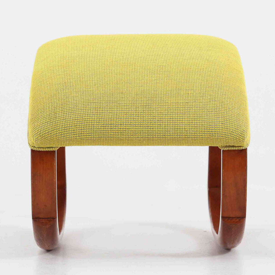 このデンマーク製オットマンは、美しい波型のビーチ材フレームが特徴的な北欧デザインの逸品です。流れるような曲線美と、明るいイエローの張地が、お部屋に温かみと洗練された雰囲気をもたらします。無垢材の脚部は職人による丁寧な仕上げで、使い込むほどに味わいが増していきます。イージーチェアと合わせてフットスツールとしてお使いいただくのに最適で、脚を休める際の心地よいサポートを提供します。現地ディーラーよりブーメランチェアで有名なAlfred Christensenデザインと聞いておりましたが、手元の資料では確認出来ませんでした。