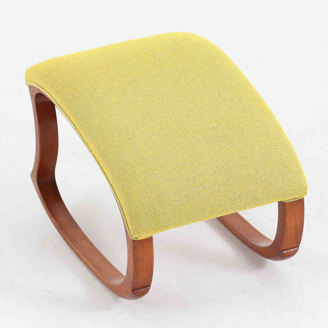 このデンマーク製オットマンは、美しい波型のビーチ材フレームが特徴的な北欧デザインの逸品です。流れるような曲線美と、明るいイエローの張地が、お部屋に温かみと洗練された雰囲気をもたらします。無垢材の脚部は職人による丁寧な仕上げで、使い込むほどに味わいが増していきます。イージーチェアと合わせてフットスツールとしてお使いいただくのに最適で、脚を休める際の心地よいサポートを提供します。現地ディーラーよりブーメランチェアで有名なAlfred Christensenデザインと聞いておりましたが、手元の資料では確認出来ませんでした。