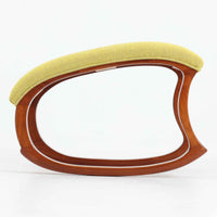 このデンマーク製オットマンは、美しい波型のビーチ材フレームが特徴的な北欧デザインの逸品です。流れるような曲線美と、明るいイエローの張地が、お部屋に温かみと洗練された雰囲気をもたらします。無垢材の脚部は職人による丁寧な仕上げで、使い込むほどに味わいが増していきます。イージーチェアと合わせてフットスツールとしてお使いいただくのに最適で、脚を休める際の心地よいサポートを提供します。現地ディーラーよりブーメランチェアで有名なAlfred Christensenデザインと聞いておりましたが、手元の資料では確認出来ませんでした。