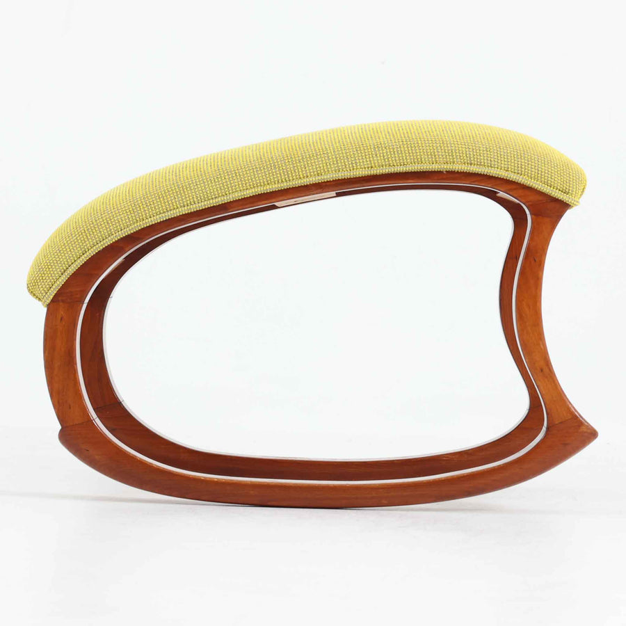 このデンマーク製オットマンは、美しい波型のビーチ材フレームが特徴的な北欧デザインの逸品です。流れるような曲線美と、明るいイエローの張地が、お部屋に温かみと洗練された雰囲気をもたらします。無垢材の脚部は職人による丁寧な仕上げで、使い込むほどに味わいが増していきます。イージーチェアと合わせてフットスツールとしてお使いいただくのに最適で、脚を休める際の心地よいサポートを提供します。現地ディーラーよりブーメランチェアで有名なAlfred Christensenデザインと聞いておりましたが、手元の資料では確認出来ませんでした。