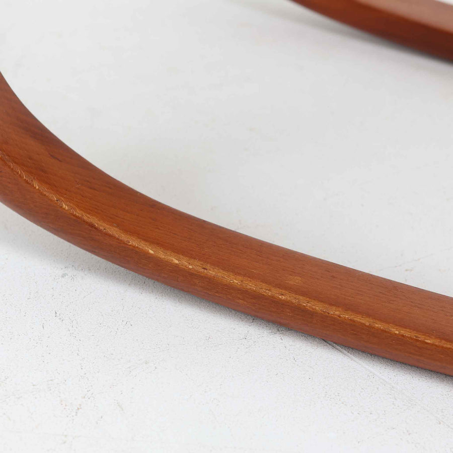 このデンマーク製オットマンは、美しい波型のビーチ材フレームが特徴的な北欧デザインの逸品です。流れるような曲線美と、明るいイエローの張地が、お部屋に温かみと洗練された雰囲気をもたらします。無垢材の脚部は職人による丁寧な仕上げで、使い込むほどに味わいが増していきます。イージーチェアと合わせてフットスツールとしてお使いいただくのに最適で、脚を休める際の心地よいサポートを提供します。現地ディーラーよりブーメランチェアで有名なAlfred Christensenデザインと聞いておりましたが、手元の資料では確認出来ませんでした。