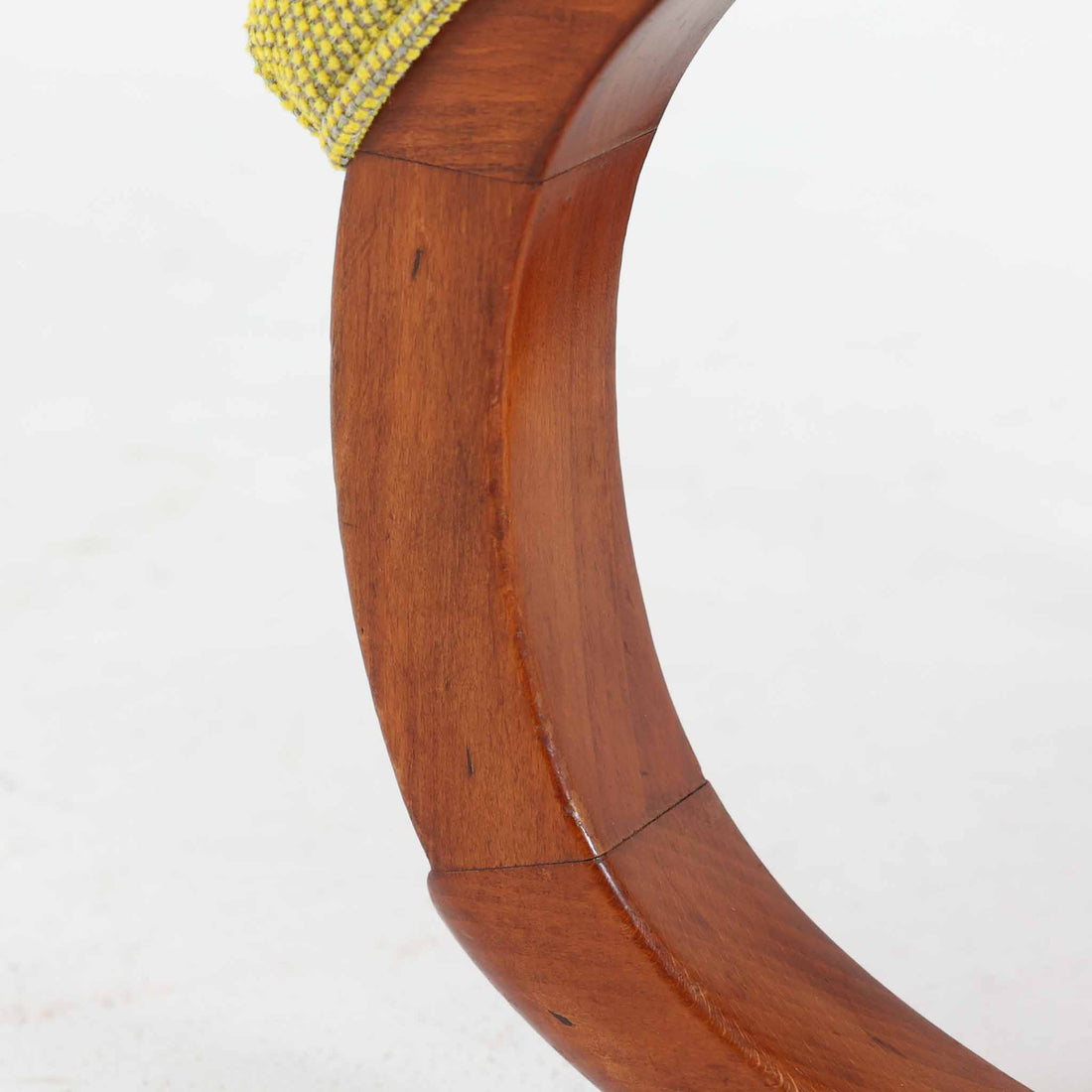 このデンマーク製オットマンは、美しい波型のビーチ材フレームが特徴的な北欧デザインの逸品です。流れるような曲線美と、明るいイエローの張地が、お部屋に温かみと洗練された雰囲気をもたらします。無垢材の脚部は職人による丁寧な仕上げで、使い込むほどに味わいが増していきます。イージーチェアと合わせてフットスツールとしてお使いいただくのに最適で、脚を休める際の心地よいサポートを提供します。現地ディーラーよりブーメランチェアで有名なAlfred Christensenデザインと聞いておりましたが、手元の資料では確認出来ませんでした。