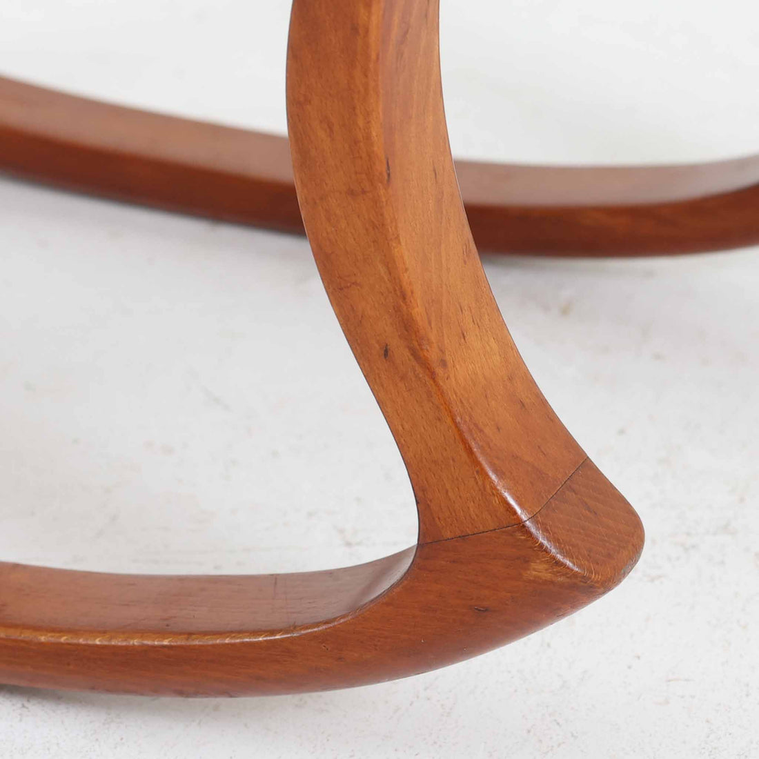 このデンマーク製オットマンは、美しい波型のビーチ材フレームが特徴的な北欧デザインの逸品です。流れるような曲線美と、明るいイエローの張地が、お部屋に温かみと洗練された雰囲気をもたらします。無垢材の脚部は職人による丁寧な仕上げで、使い込むほどに味わいが増していきます。イージーチェアと合わせてフットスツールとしてお使いいただくのに最適で、脚を休める際の心地よいサポートを提供します。現地ディーラーよりブーメランチェアで有名なAlfred Christensenデザインと聞いておりましたが、手元の資料では確認出来ませんでした。