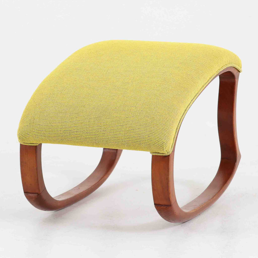 このデンマーク製オットマンは、美しい波型のビーチ材フレームが特徴的な北欧デザインの逸品です。流れるような曲線美と、明るいイエローの張地が、お部屋に温かみと洗練された雰囲気をもたらします。無垢材の脚部は職人による丁寧な仕上げで、使い込むほどに味わいが増していきます。イージーチェアと合わせてフットスツールとしてお使いいただくのに最適で、脚を休める際の心地よいサポートを提供します。現地ディーラーよりブーメランチェアで有名なAlfred Christensenデザインと聞いておりましたが、手元の資料では確認出来ませんでした。