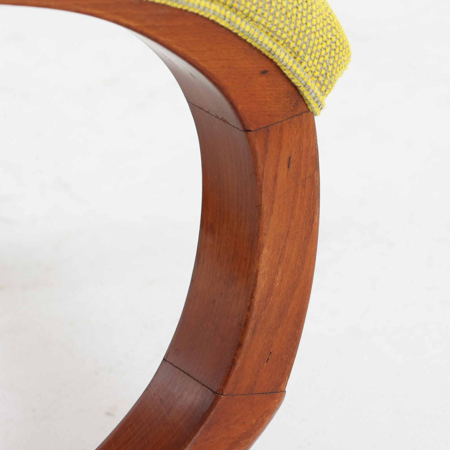 このデンマーク製オットマンは、美しい波型のビーチ材フレームが特徴的な北欧デザインの逸品です。流れるような曲線美と、明るいイエローの張地が、お部屋に温かみと洗練された雰囲気をもたらします。無垢材の脚部は職人による丁寧な仕上げで、使い込むほどに味わいが増していきます。イージーチェアと合わせてフットスツールとしてお使いいただくのに最適で、脚を休める際の心地よいサポートを提供します。現地ディーラーよりブーメランチェアで有名なAlfred Christensenデザインと聞いておりましたが、手元の資料では確認出来ませんでした。