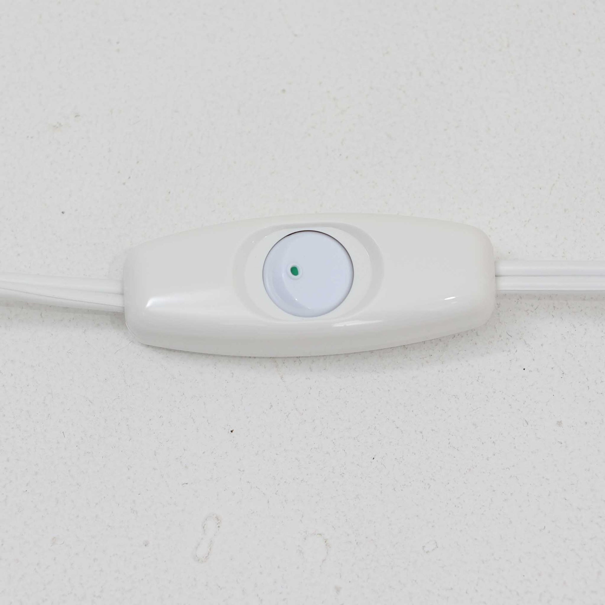 デンマークを代表するガラスメーカー、Holmegaard社よりMichael Bangが手掛けた「LAMP ART」テーブルランプは、高さ40cmのバランス良いサイズ感で、北欧ビンテージの魅力を放ちます。ベースはホワイトガラスにマーブル状の模様が施され、柔らかな光を映し出す造形美が特徴です。真鍮のパーツがアクセントとなり、リネンシェードを透過する光は空間に穏やかな温もりを添えます。洗練されたデザインと職人技が調和した一点物で、リビングや寝室の雰囲気を格上げする逸品です。