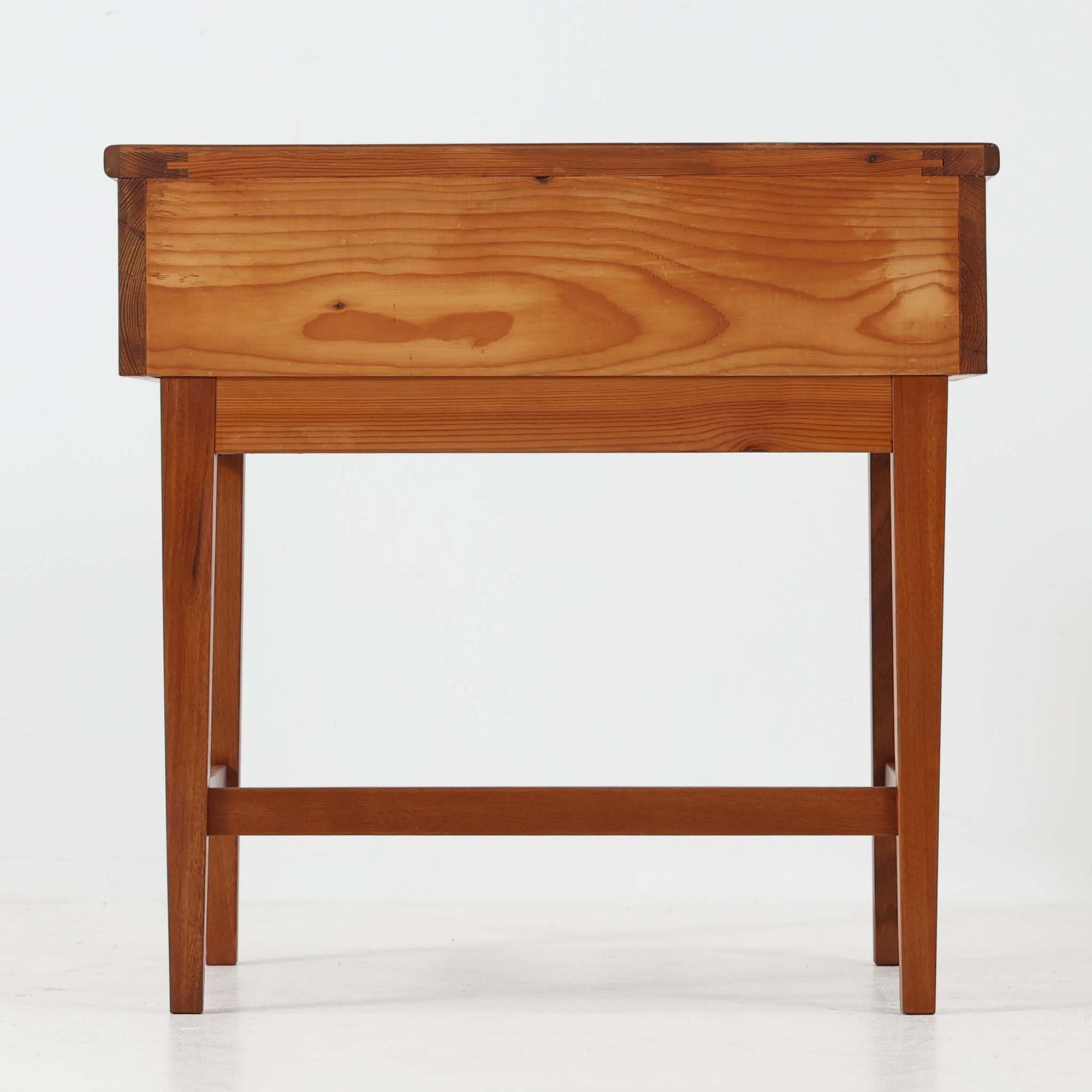 デンマークのサイドチェストです。アフロモシア材の落ち着いた色味の本体に、ビーチ材で成形された横溝装飾の引き出し前板がアクセントとなり、シンプルな構造の中にリズム感のある表情を生み出しています。幅54cmのコンパクトなサイズで、ベッドサイドやソファ脇、玄関先などにも取り入れやすく、引き出し付きで実用性も十分です。経年により深まった木肌の風合いと丁寧なつくりが、北欧ビンテージらしい静かな存在感を空間に添えてくれます。