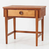 デンマークのサイドチェストです。アフロモシア材の落ち着いた色味の本体に、ビーチ材で成形された横溝装飾の引き出し前板がアクセントとなり、シンプルな構造の中にリズム感のある表情を生み出しています。幅54cmのコンパクトなサイズで、ベッドサイドやソファ脇、玄関先などにも取り入れやすく、引き出し付きで実用性も十分です。経年により深まった木肌の風合いと丁寧なつくりが、北欧ビンテージらしい静かな存在感を空間に添えてくれます。