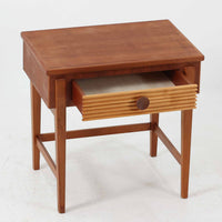 デンマークのサイドチェストです。アフロモシア材の落ち着いた色味の本体に、ビーチ材で成形された横溝装飾の引き出し前板がアクセントとなり、シンプルな構造の中にリズム感のある表情を生み出しています。幅54cmのコンパクトなサイズで、ベッドサイドやソファ脇、玄関先などにも取り入れやすく、引き出し付きで実用性も十分です。経年により深まった木肌の風合いと丁寧なつくりが、北欧ビンテージらしい静かな存在感を空間に添えてくれます。