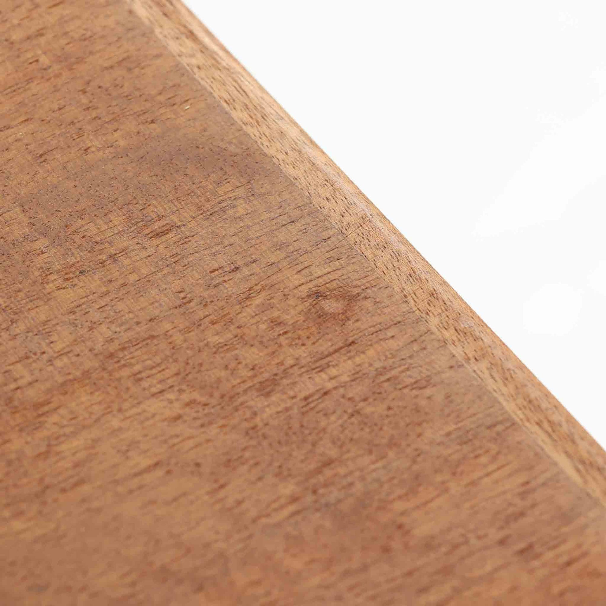 デンマークのサイドチェストです。アフロモシア材の落ち着いた色味の本体に、ビーチ材で成形された横溝装飾の引き出し前板がアクセントとなり、シンプルな構造の中にリズム感のある表情を生み出しています。幅54cmのコンパクトなサイズで、ベッドサイドやソファ脇、玄関先などにも取り入れやすく、引き出し付きで実用性も十分です。経年により深まった木肌の風合いと丁寧なつくりが、北欧ビンテージらしい静かな存在感を空間に添えてくれます。