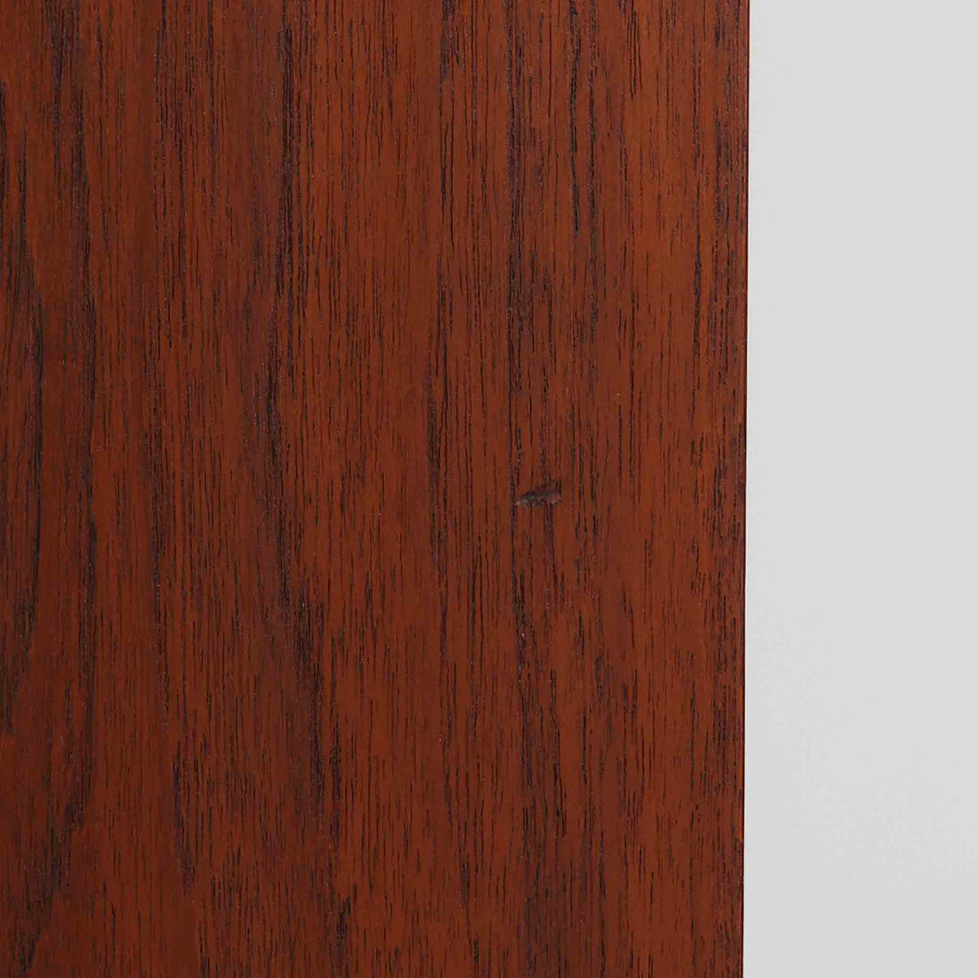 Johannes Sorth（ヨハネス・ソース）によるデザインで、Nexo Mobelfabrik社より製造されたチーク材のディスプレイシェルフです。上部の棚は本やオブジェを美しく飾ることができ、下部には引き戸収納を備え、実用性にも優れています。緩やかな曲線を描く側面のデザインが柔らかな印象を与え、北欧家具らしい温もりと機能美が感じられる一台です。脚部の細身のフォルムが軽やかさを演出し、リビングや書斎、ダイニングなど幅広い空間に調和します。