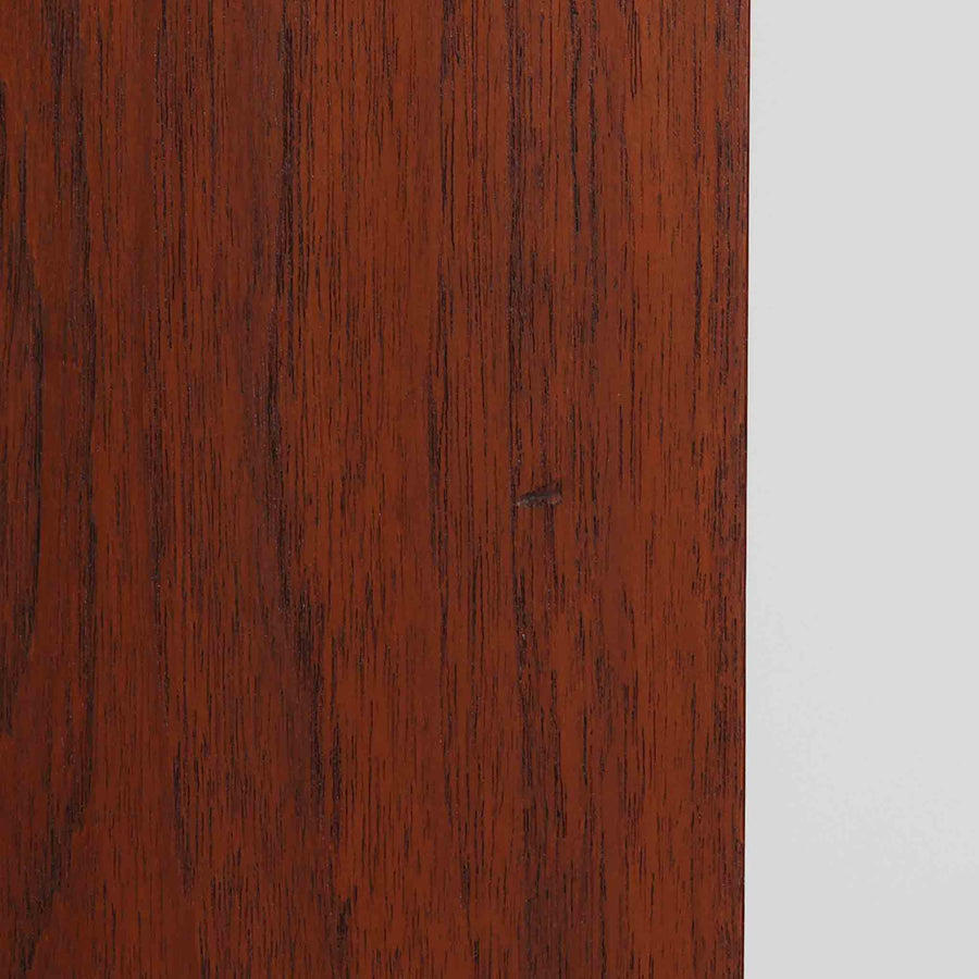 Johannes Sorth（ヨハネス・ソース）によるデザインで、Nexo Mobelfabrik社より製造されたチーク材のディスプレイシェルフです。上部の棚は本やオブジェを美しく飾ることができ、下部には引き戸収納を備え、実用性にも優れています。緩やかな曲線を描く側面のデザインが柔らかな印象を与え、北欧家具らしい温もりと機能美が感じられる一台です。脚部の細身のフォルムが軽やかさを演出し、リビングや書斎、ダイニングなど幅広い空間に調和します。