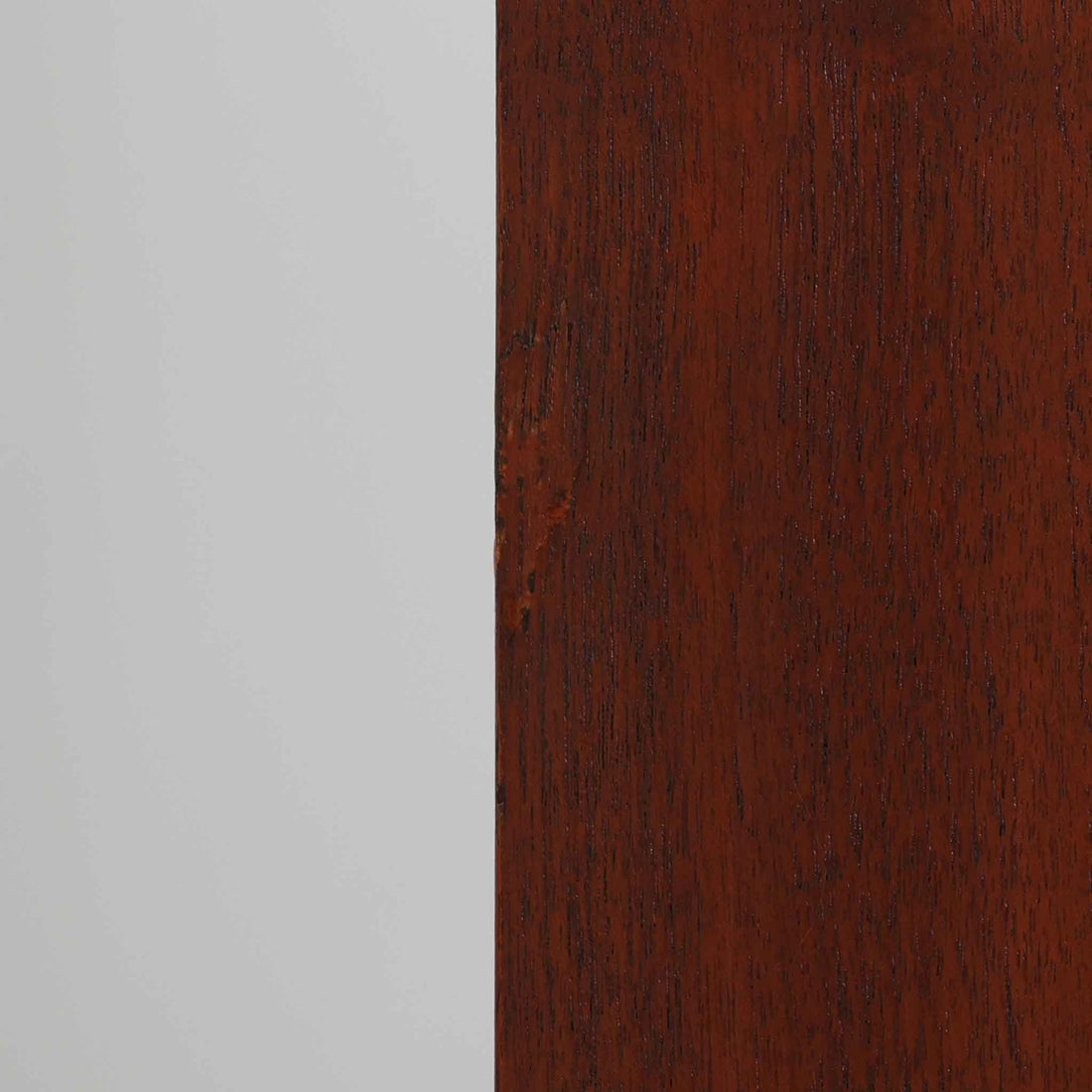 Johannes Sorth（ヨハネス・ソース）によるデザインで、Nexo Mobelfabrik社より製造されたチーク材のディスプレイシェルフです。上部の棚は本やオブジェを美しく飾ることができ、下部には引き戸収納を備え、実用性にも優れています。緩やかな曲線を描く側面のデザインが柔らかな印象を与え、北欧家具らしい温もりと機能美が感じられる一台です。脚部の細身のフォルムが軽やかさを演出し、リビングや書斎、ダイニングなど幅広い空間に調和します。