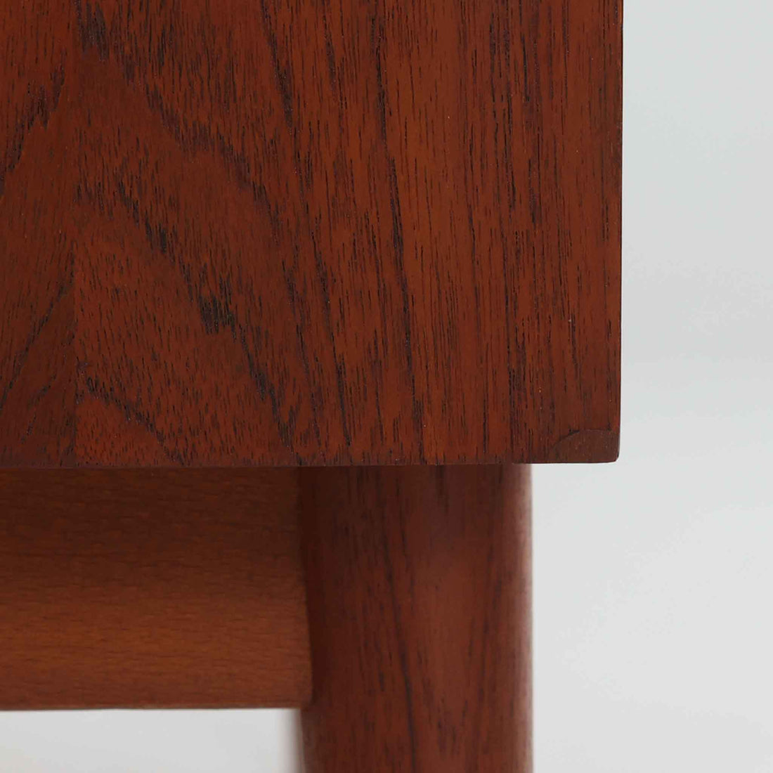 Johannes Sorth（ヨハネス・ソース）によるデザインで、Nexo Mobelfabrik社より製造されたチーク材のディスプレイシェルフです。上部の棚は本やオブジェを美しく飾ることができ、下部には引き戸収納を備え、実用性にも優れています。緩やかな曲線を描く側面のデザインが柔らかな印象を与え、北欧家具らしい温もりと機能美が感じられる一台です。脚部の細身のフォルムが軽やかさを演出し、リビングや書斎、ダイニングなど幅広い空間に調和します。