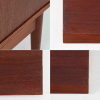 Johannes Sorth（ヨハネス・ソース）によるデザインで、Nexo Mobelfabrik社より製造されたチーク材のディスプレイシェルフです。上部の棚は本やオブジェを美しく飾ることができ、下部には引き戸収納を備え、実用性にも優れています。緩やかな曲線を描く側面のデザインが柔らかな印象を与え、北欧家具らしい温もりと機能美が感じられる一台です。脚部の細身のフォルムが軽やかさを演出し、リビングや書斎、ダイニングなど幅広い空間に調和します。