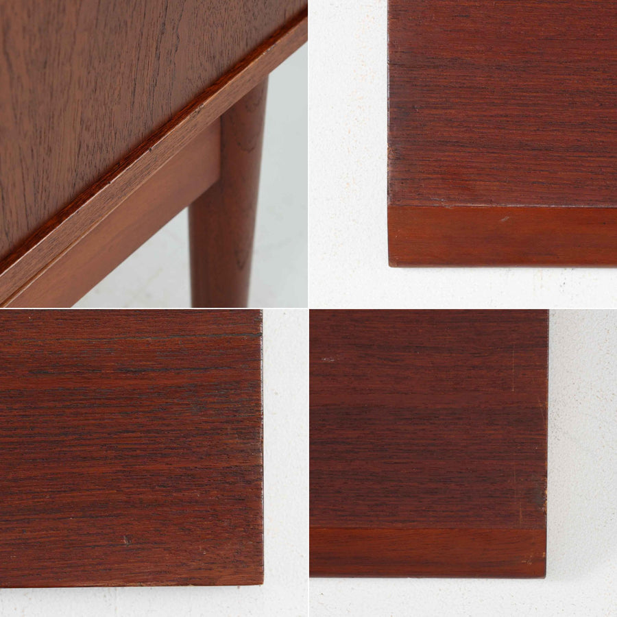 Johannes Sorth（ヨハネス・ソース）によるデザインで、Nexo Mobelfabrik社より製造されたチーク材のディスプレイシェルフです。上部の棚は本やオブジェを美しく飾ることができ、下部には引き戸収納を備え、実用性にも優れています。緩やかな曲線を描く側面のデザインが柔らかな印象を与え、北欧家具らしい温もりと機能美が感じられる一台です。脚部の細身のフォルムが軽やかさを演出し、リビングや書斎、ダイニングなど幅広い空間に調和します。