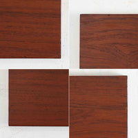 Johannes Sorth（ヨハネス・ソース）によるデザインで、Nexo Mobelfabrik社より製造されたチーク材のディスプレイシェルフです。上部の棚は本やオブジェを美しく飾ることができ、下部には引き戸収納を備え、実用性にも優れています。緩やかな曲線を描く側面のデザインが柔らかな印象を与え、北欧家具らしい温もりと機能美が感じられる一台です。脚部の細身のフォルムが軽やかさを演出し、リビングや書斎、ダイニングなど幅広い空間に調和します。