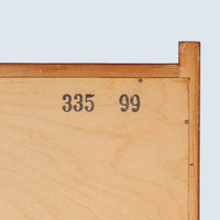 Johannes Sorth（ヨハネス・ソース）によるデザインで、Nexo Mobelfabrik社より製造されたチーク材のディスプレイシェルフです。上部の棚は本やオブジェを美しく飾ることができ、下部には引き戸収納を備え、実用性にも優れています。緩やかな曲線を描く側面のデザインが柔らかな印象を与え、北欧家具らしい温もりと機能美が感じられる一台です。脚部の細身のフォルムが軽やかさを演出し、リビングや書斎、ダイニングなど幅広い空間に調和します。