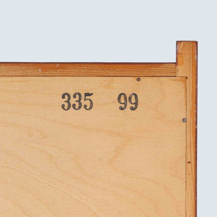 Johannes Sorth（ヨハネス・ソース）によるデザインで、Nexo Mobelfabrik社より製造されたチーク材のディスプレイシェルフです。上部の棚は本やオブジェを美しく飾ることができ、下部には引き戸収納を備え、実用性にも優れています。緩やかな曲線を描く側面のデザインが柔らかな印象を与え、北欧家具らしい温もりと機能美が感じられる一台です。脚部の細身のフォルムが軽やかさを演出し、リビングや書斎、ダイニングなど幅広い空間に調和します。