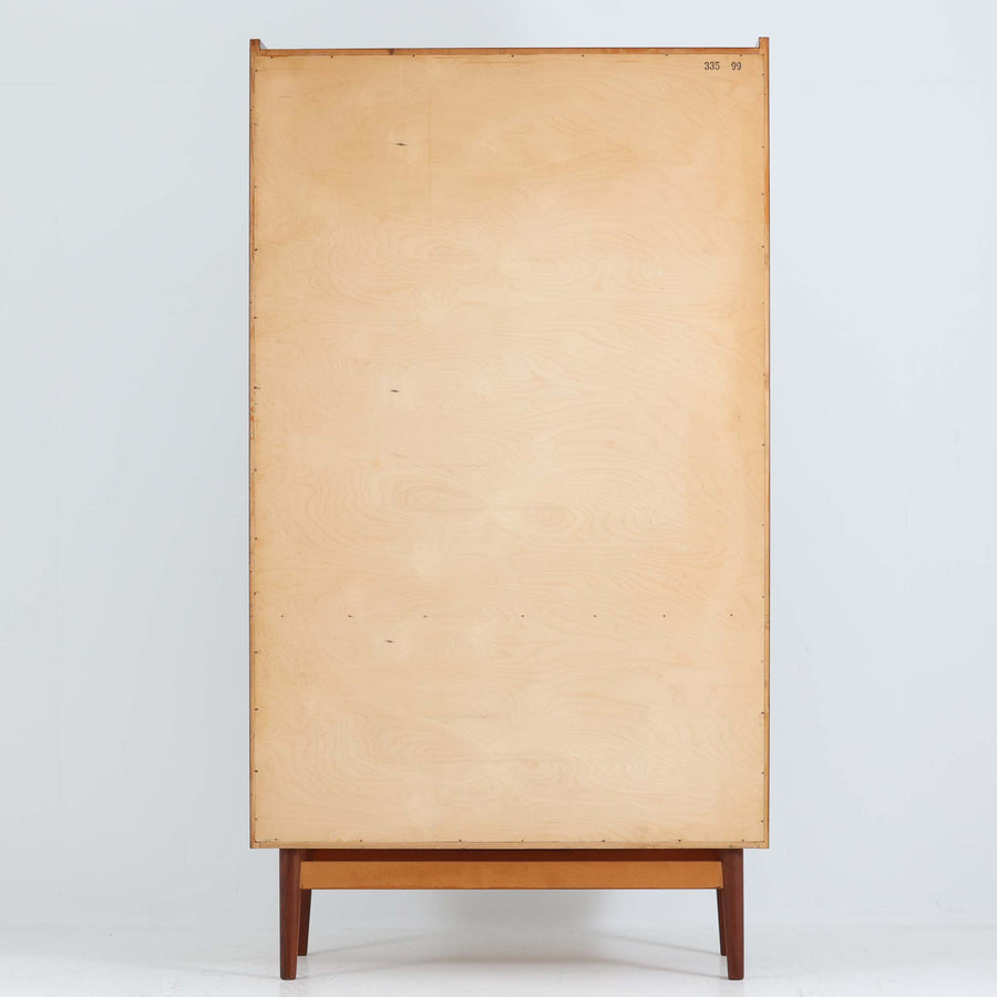 Johannes Sorth（ヨハネス・ソース）によるデザインで、Nexo Mobelfabrik社より製造されたチーク材のディスプレイシェルフです。上部の棚は本やオブジェを美しく飾ることができ、下部には引き戸収納を備え、実用性にも優れています。緩やかな曲線を描く側面のデザインが柔らかな印象を与え、北欧家具らしい温もりと機能美が感じられる一台です。脚部の細身のフォルムが軽やかさを演出し、リビングや書斎、ダイニングなど幅広い空間に調和します。