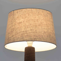 Soholm Keramik（スーホルム・セラミック）製による高さ95cmのビンテージランプです。ベースには緑色の釉薬で仕上げられた陶磁器が用いられ、花模様のレリーフが浮かび上がる温かみのあるデザインが魅力です。細身で長く伸びた支柱部分には素朴な質感が活かされ、上部にはシンプルなリネンシェードを合わせることで、柔らかな光を優しく拡散します。陶器製ランプとしては稀に見る大きさで、テーブルランプでありながらフロアランプのような存在感を放ち、リビングのアクセントや間接照明としても活躍します。陶芸的な味わいと経年の風合いが調和した、北欧ビンテージならではの逸品です。