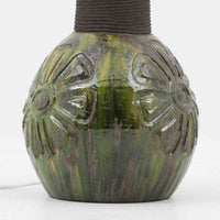 Soholm Keramik（スーホルム・セラミック）製による高さ95cmのビンテージランプです。ベースには緑色の釉薬で仕上げられた陶磁器が用いられ、花模様のレリーフが浮かび上がる温かみのあるデザインが魅力です。細身で長く伸びた支柱部分には素朴な質感が活かされ、上部にはシンプルなリネンシェードを合わせることで、柔らかな光を優しく拡散します。陶器製ランプとしては稀に見る大きさで、テーブルランプでありながらフロアランプのような存在感を放ち、リビングのアクセントや間接照明としても活躍します。陶芸的な味わいと経年の風合いが調和した、北欧ビンテージならではの逸品です。